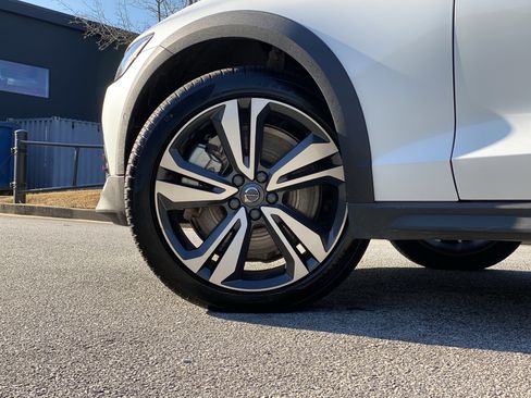 Used 2025 Volvo V60 B5 Cross Country Plus image 17