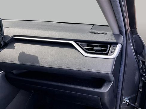 Used 2020 Toyota RAV4 XLE AWD/4WD image 18