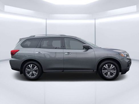 Used 2020 Nissan Pathfinder SV image 2