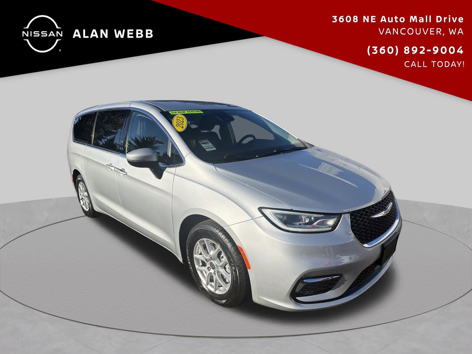 Used 2023 Chrysler Pacifica Touring-L FWD image 2