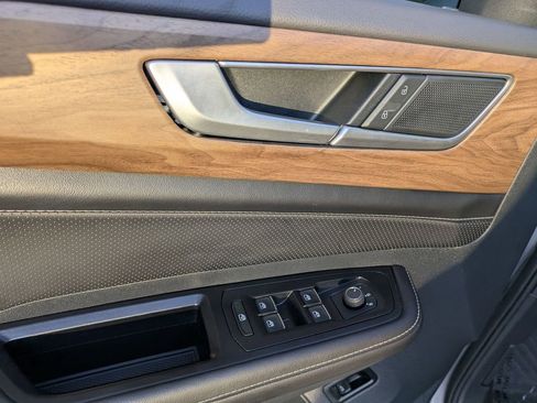 Used 2025 Volkswagen Atlas SE image 13