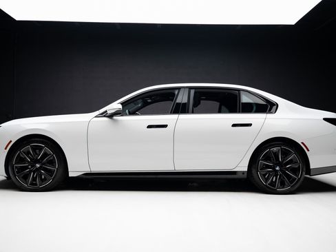 Used 2024 BMW 760i xDrive image 17