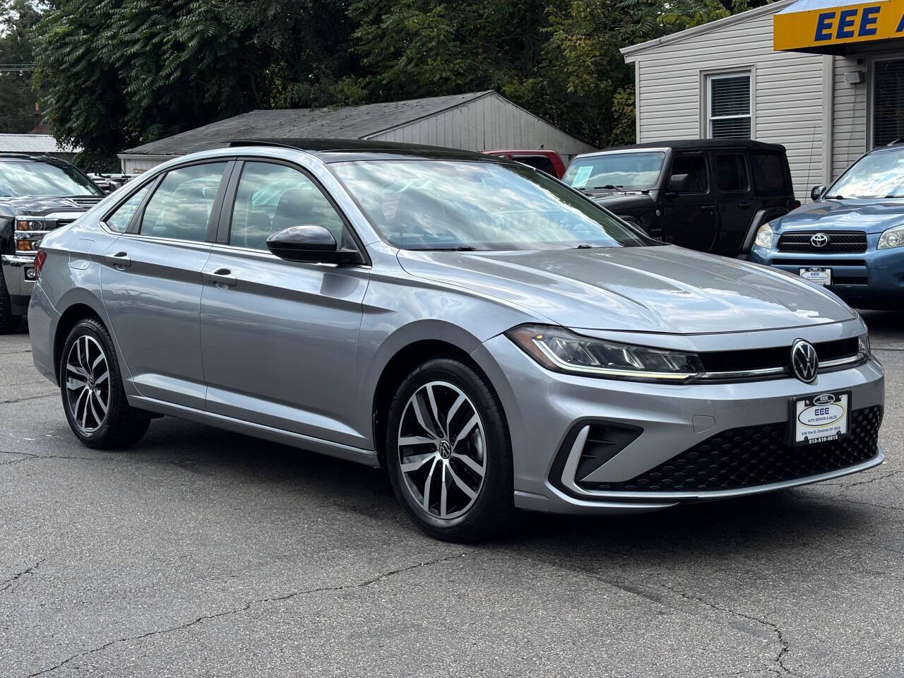 Used 2025 Volkswagen Jetta SE FWD image 2