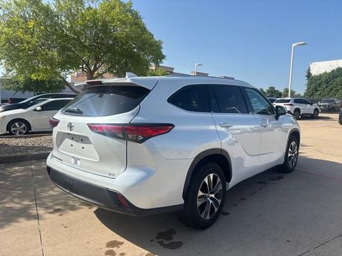 Used 2022 Toyota Highlander XLE FWD image 5