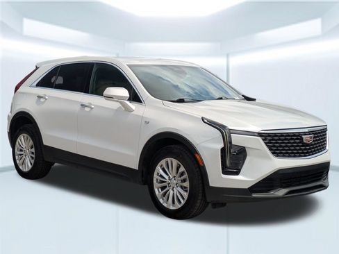 Used 2024 Cadillac XT4 Luxury w/ Cold Weather Package FWD image 8