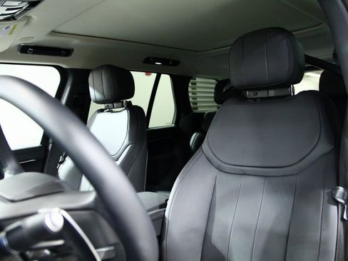 Used 2025 Land Rover Range Rover SE image 19