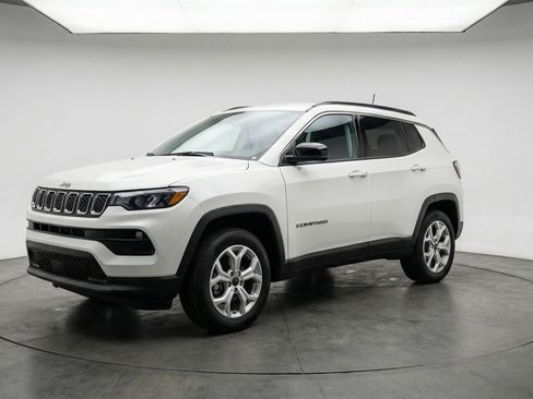 Used 2025 Jeep Compass Latitude AWD/4WD image 3
