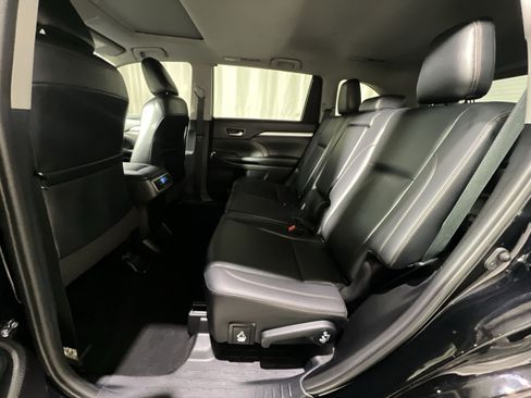 Used 2019 Toyota Highlander XLE AWD/4WD image 31