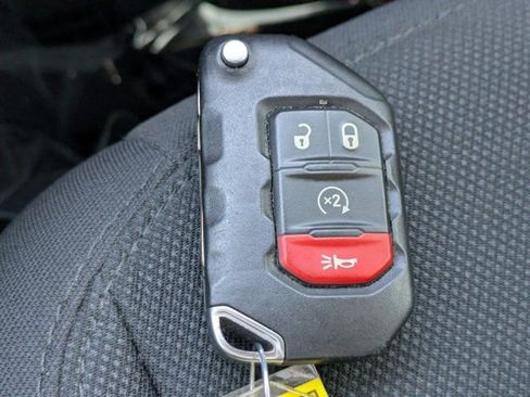 Used 2022 Jeep Gladiator Sport image 25