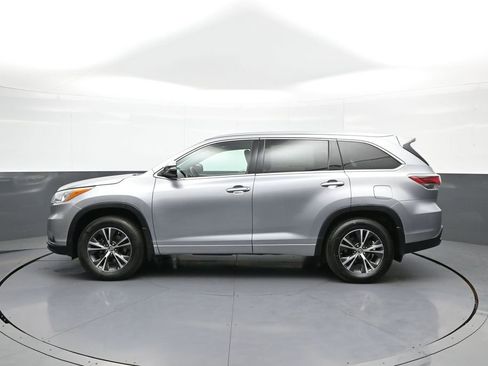 Certified 2016 Toyota Highlander XLE AWD/4WD image 9