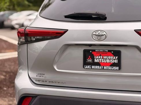 Used 2023 Toyota Highlander LE AWD/4WD image 12