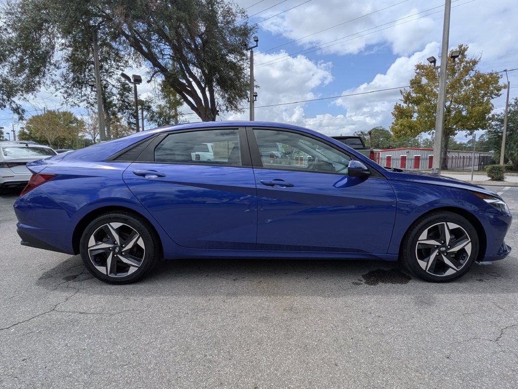 Used 2023 Hyundai Elantra SEL w/ Convenience Package FWD image 3