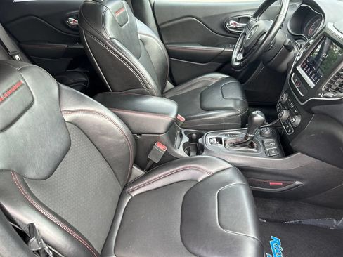 Used 2019 Jeep Cherokee Trailhawk w/ Cold Weather Group AWD/4WD image 13
