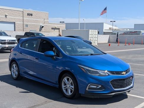 Used 2017 Chevrolet Cruze LT w/ Convenience Package FWD image 3
