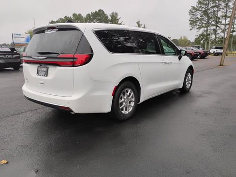 New 2026 Chrysler Pacifica Select image 5