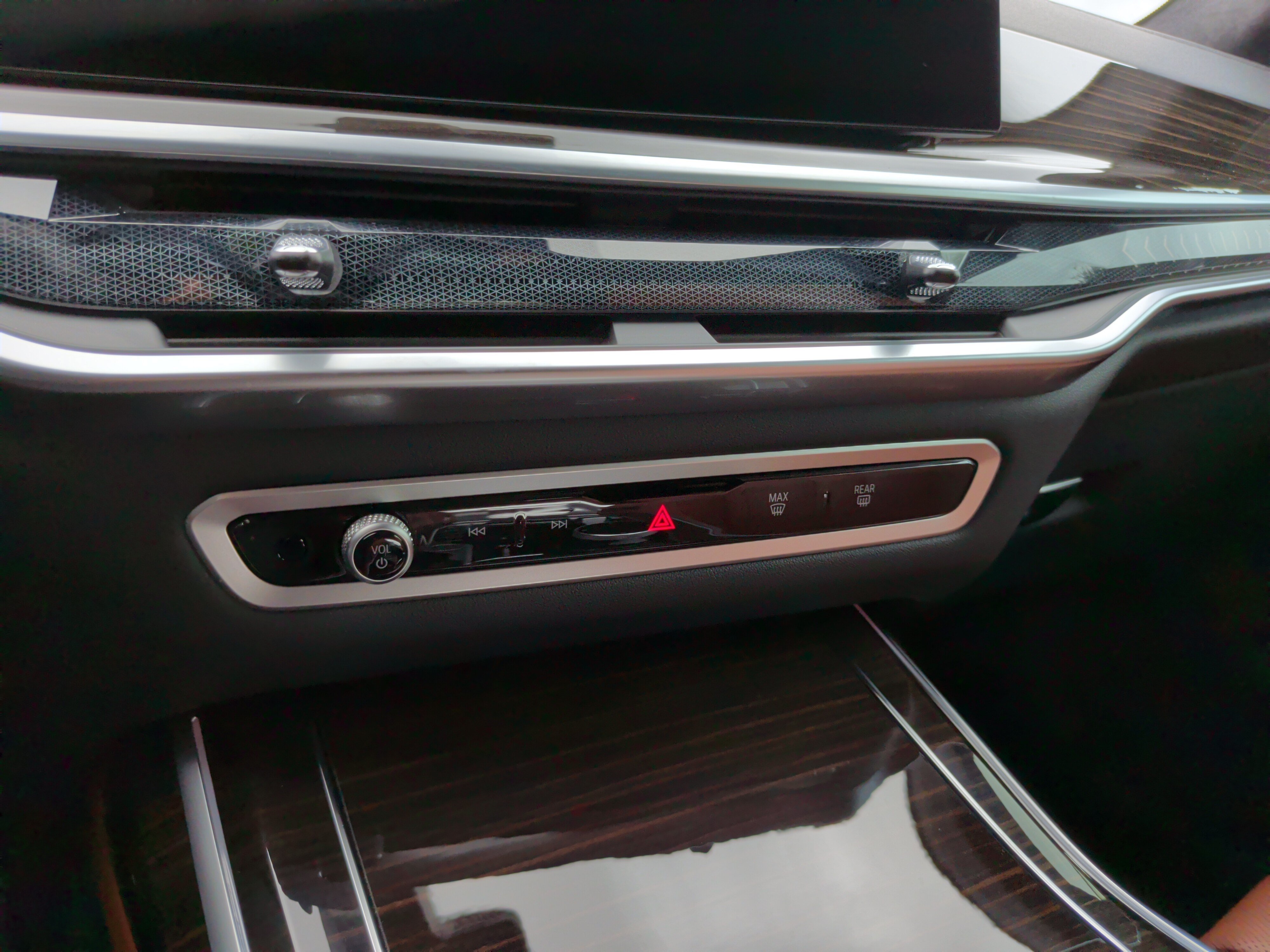 Certified 2024 BMW X7 xDrive40i w/ Dynamic Handling Package AWD/4WD image 18