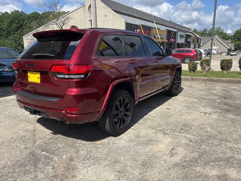 Used 2019 Jeep Grand Cherokee Altitude AWD/4WD image 4