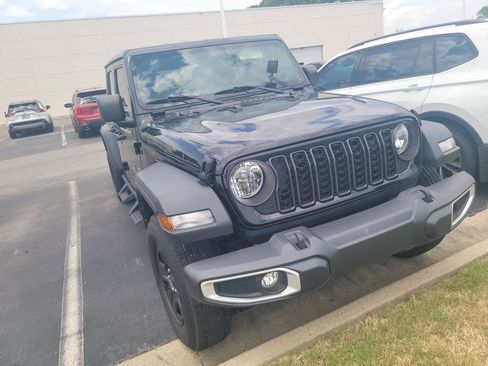 Used 2024 Jeep Gladiator Sport AWD/4WD image 3