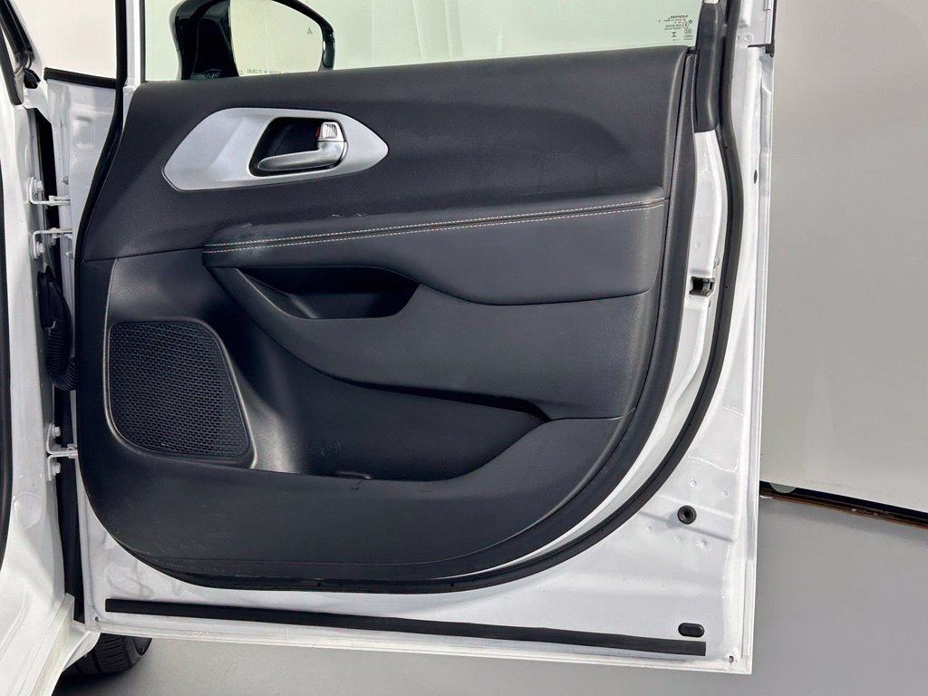 Used 2025 Chrysler Pacifica Limited FWD image 9