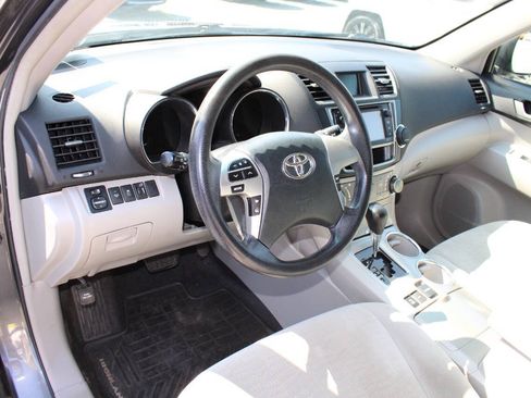 Used 2013 Toyota Highlander Plus AWD/4WD image 13