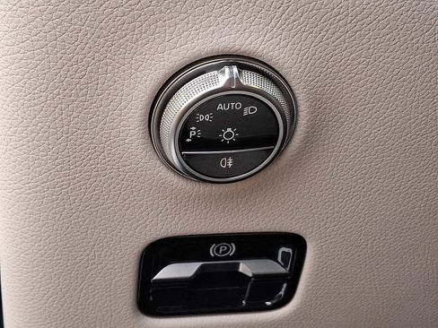 Used 2025 Mercedes-Benz GLC 300 4MATIC image 19