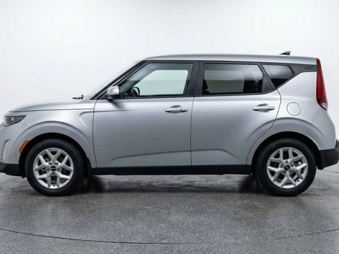 Used 2025 Kia Soul LX w/ LX Technology Package FWD image 5