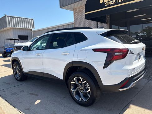 Used 2025 Chevrolet Trax LT FWD image 10