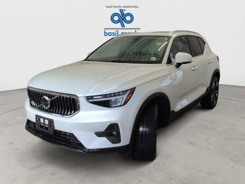 Used 2025 Volvo XC40 B5 Plus image 2