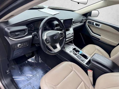 Used 2021 Ford Explorer XLT w/ Equipment Group 202A image 10