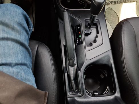 Used 2018 Toyota RAV4 LE FWD image 14