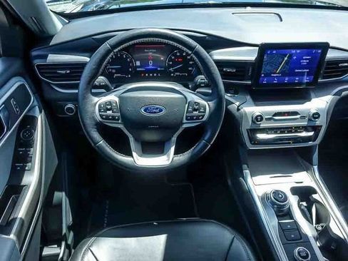 Used 2022 Ford Explorer XLT w/ Equipment Group 202A AWD/4WD image 16