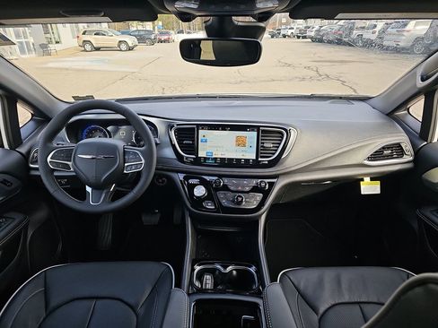 New 2026 Chrysler Pacifica Limited image 13
