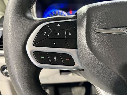 Used 2023 Chrysler Pacifica Touring-L FWD image 11