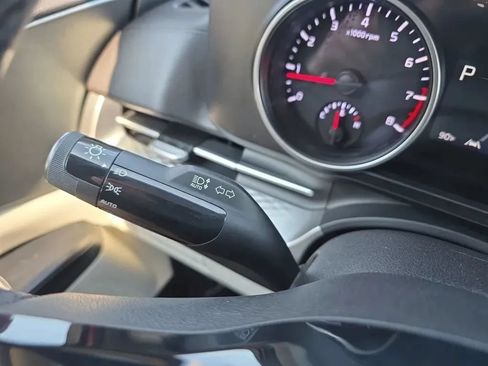 Used 2023 Kia Carnival LX w/ Paint Protection Package FWD image 18