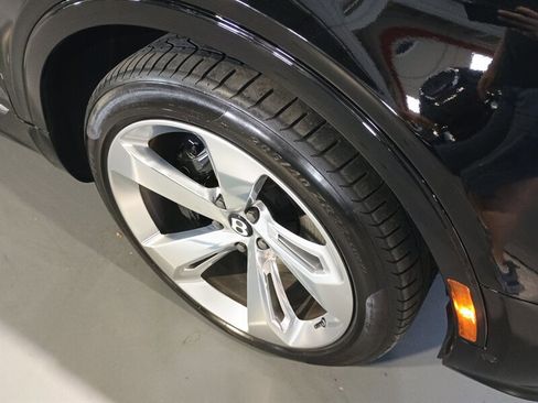Used 2023 Bentley Bentayga AWD/4WD image 54