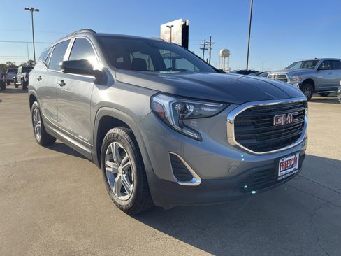 Used 2021 GMC Terrain SLE w/ Driver Convenience Package image 2