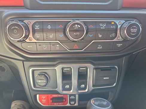 Used 2021 Jeep Wrangler Rubicon w/ Cold Weather Group AWD/4WD image 38
