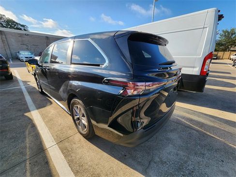 Used 2023 Toyota Sienna LE FWD image 6