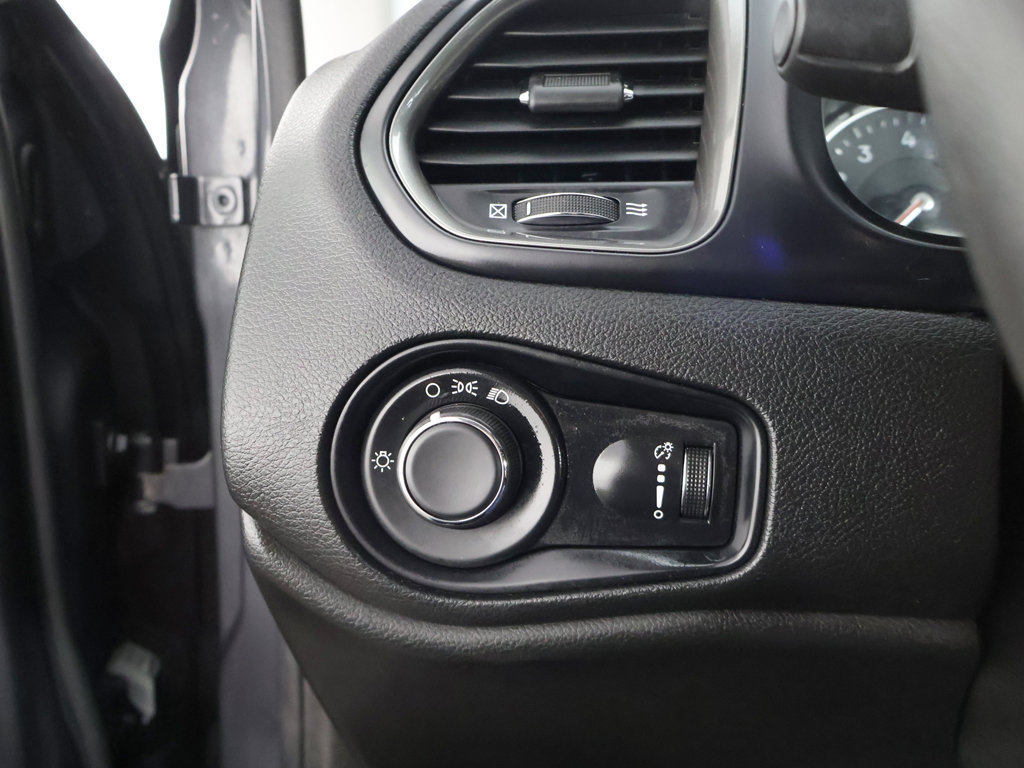 Used 2023 Jeep Renegade Latitude AWD/4WD image 34
