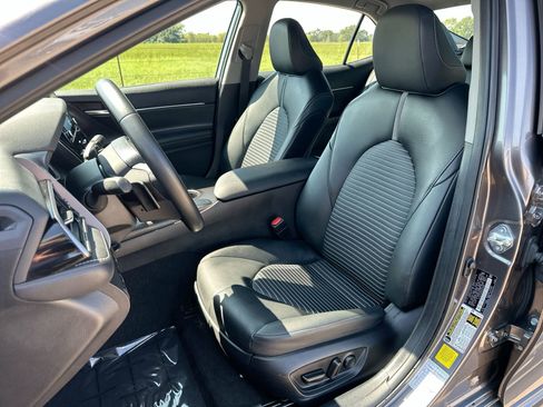 Used 2024 Toyota Camry SE image 11