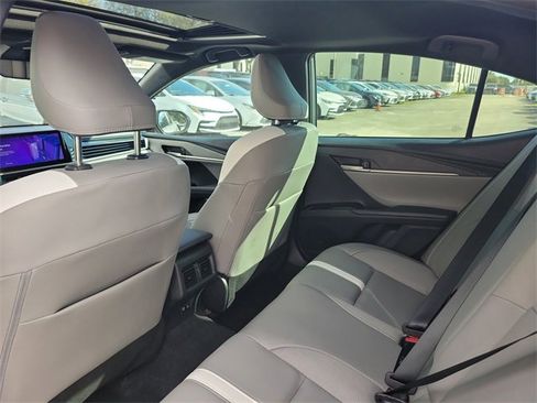 Used 2025 Toyota Camry SE image 5