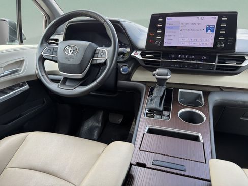 Certified 2024 Toyota Sienna XLE FWD image 10