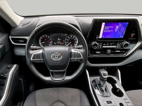 Used 2024 Toyota Highlander LE AWD/4WD image 6