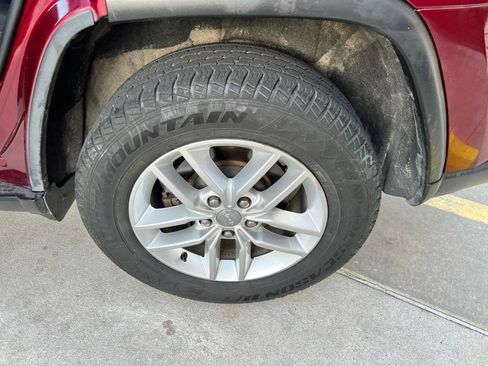 Used 2018 Jeep Grand Cherokee Laredo image 29