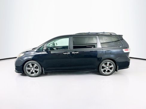 Used 2017 Toyota Sienna SE FWD image 4