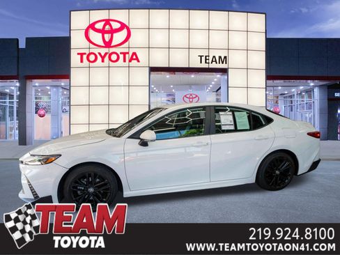 Used 2025 Toyota Camry SE FWD image 1