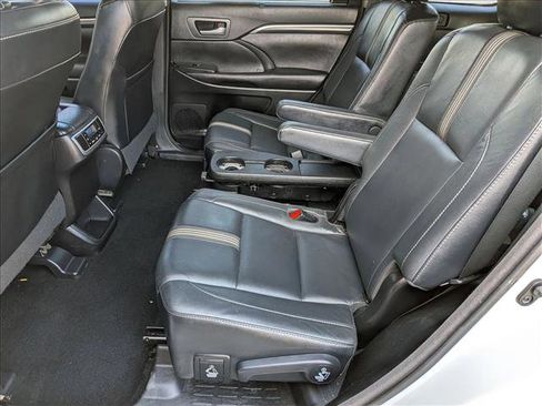 Used 2017 Toyota Highlander SE FWD image 21