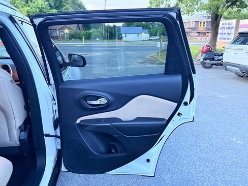 Used 2016 Jeep Cherokee Latitude w/ Cold Weather Group FWD image 16