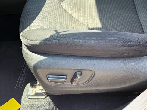 Used 2020 Toyota Highlander LE FWD image 5