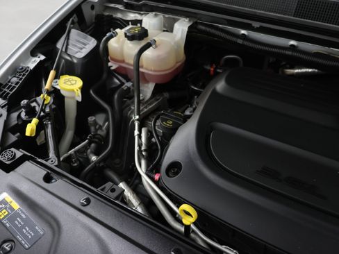 Used 2024 Chrysler Pacifica Touring-L FWD image 18